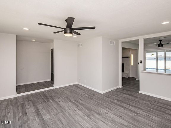 3rd image of 131 Acoma Blvd N