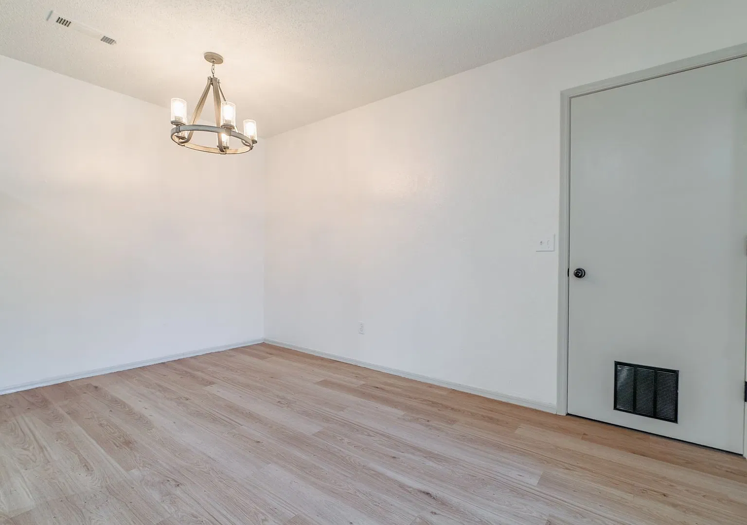 Updated 3-bedroom 1 bath Home in Springdale!! — Photo 4