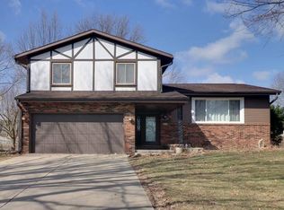 109 S Williamsburg Dr, Bloomington, IL 61704