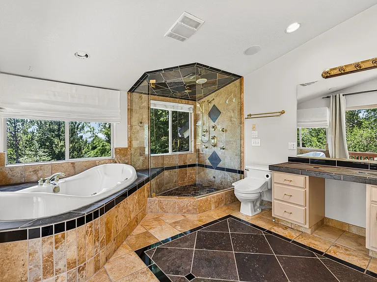 2213 Ridgeview Dr — Photo 10