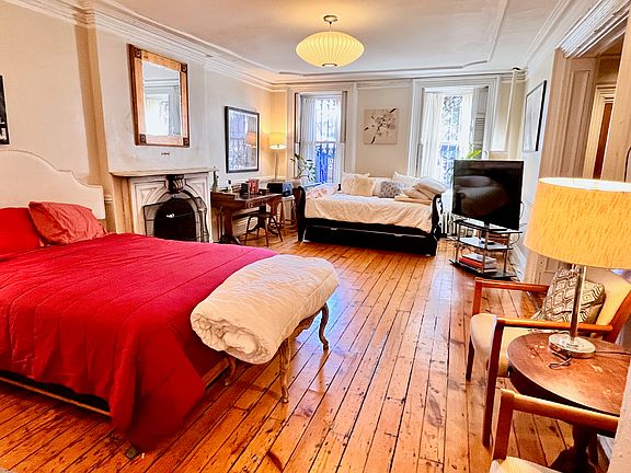 2nd image of 225 Clermont Ave #1