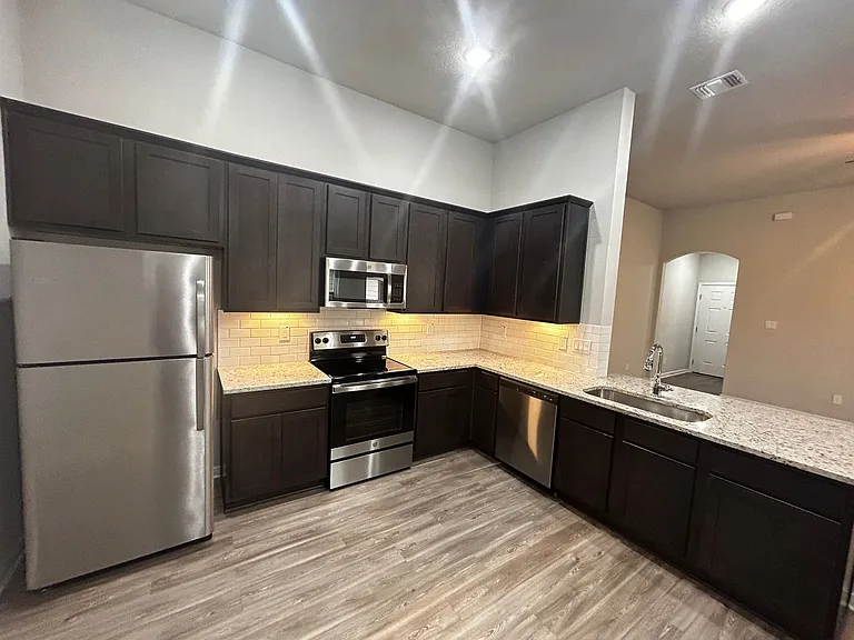 429 Emma Dr — Photo 5