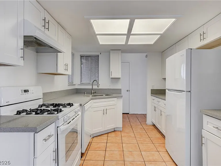 707 Honeybee Ct — Photo 15
