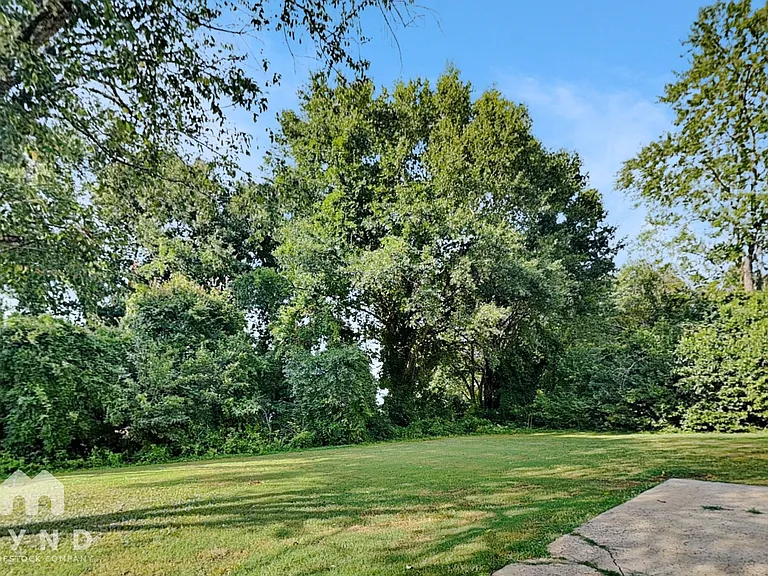 547 Whitethorn Dr — Photo 18