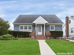 245 Pearl St, Lawrence, NY 11559