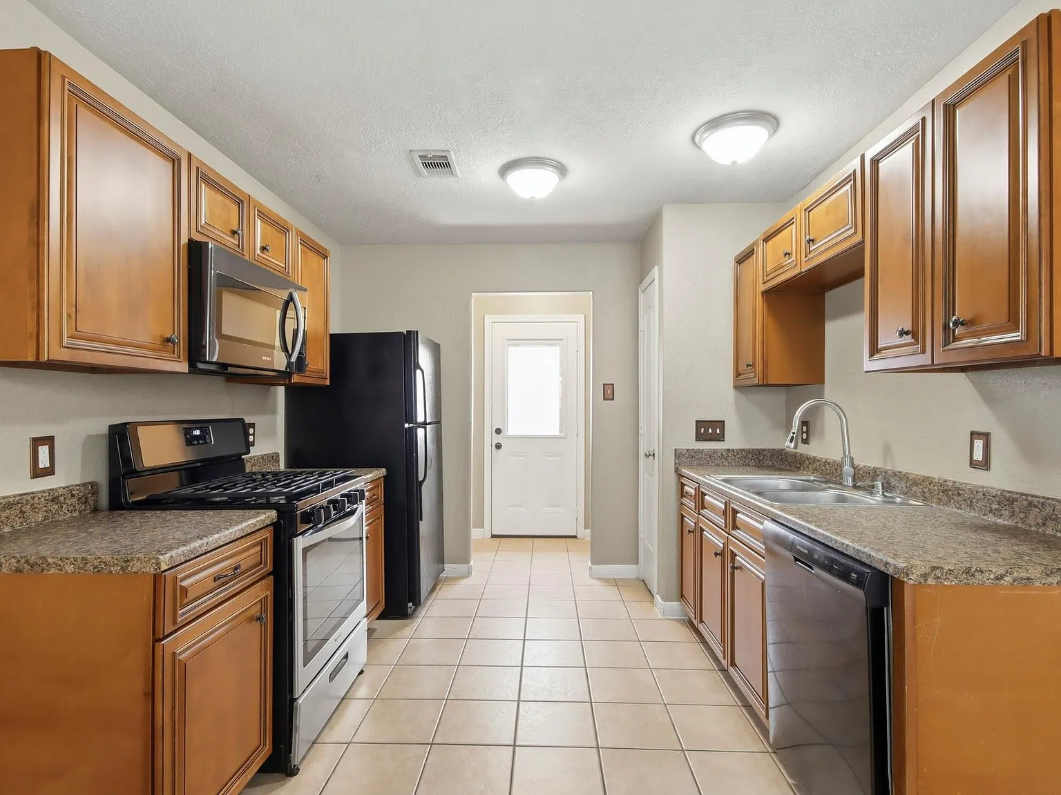 3 bed, 2.0 bath, 1200 sqft, $1,795 — Photo 2