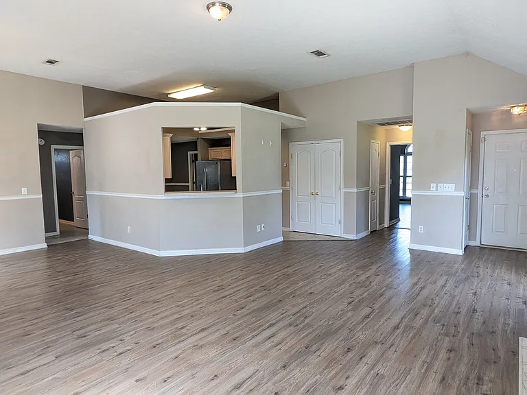 1704 Chris Dr — Photo 5
