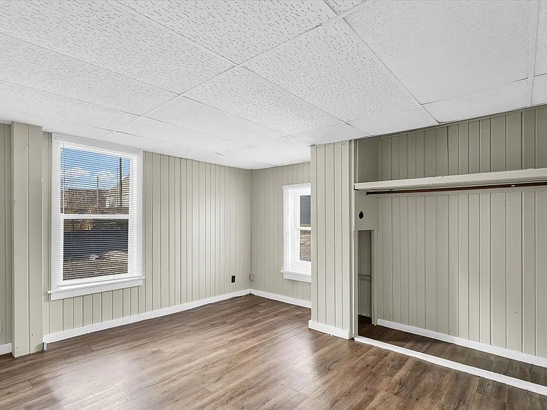 410 E Grove St — Photo 15