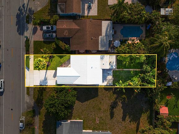 4th image of 712 NE 34th Court