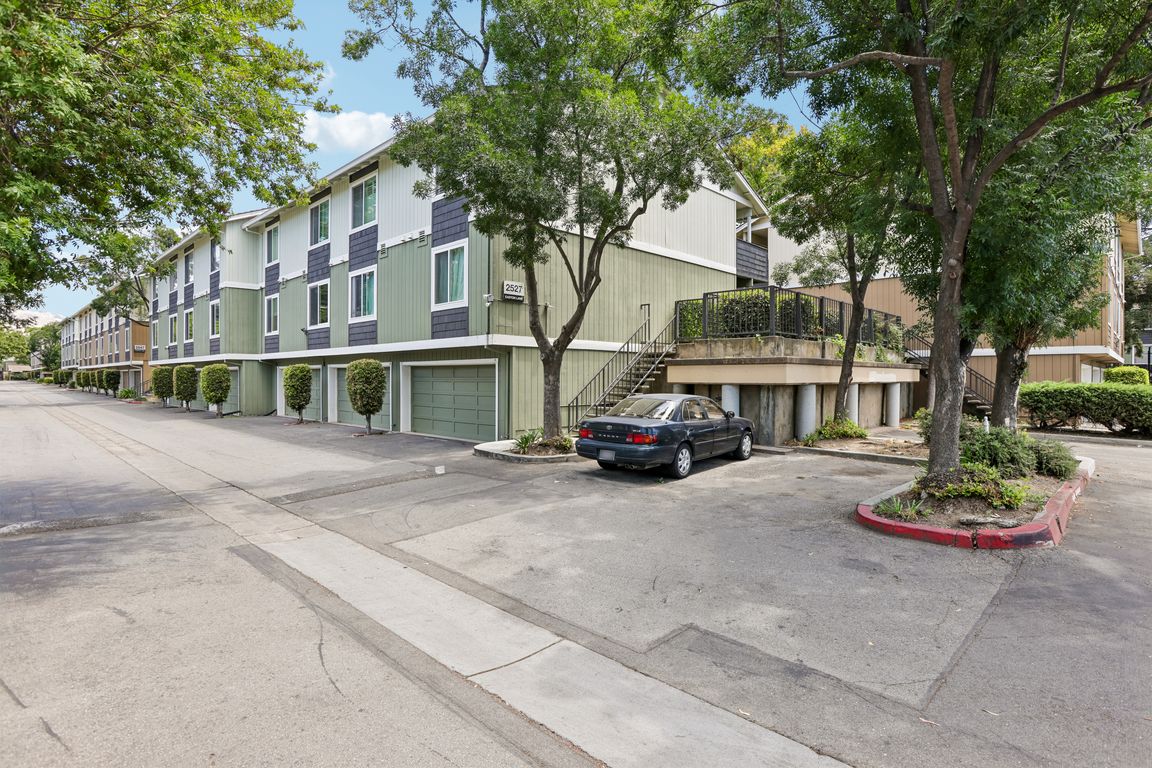 Easton Ln 7-S0207-001.jpg