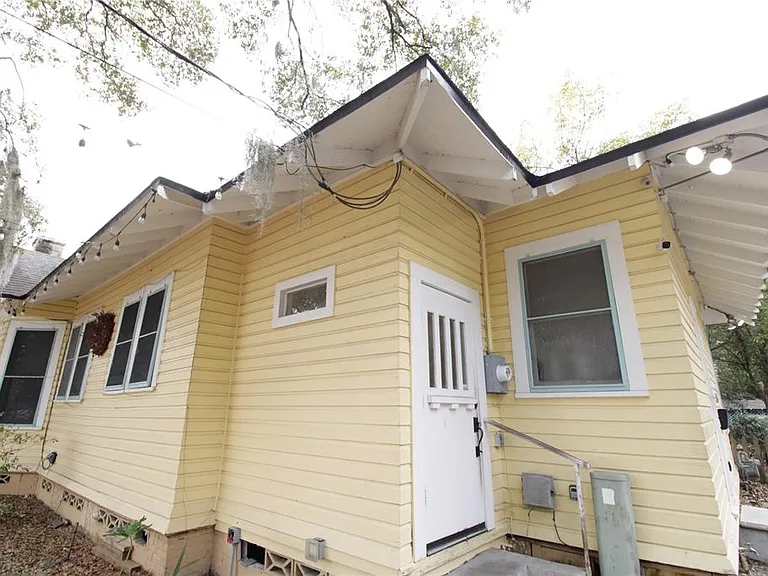 834 E University Ave — Photo 17
