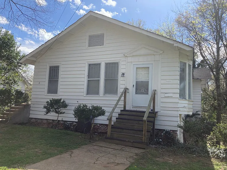 1116 E 2nd Ave SE — Photo 2
