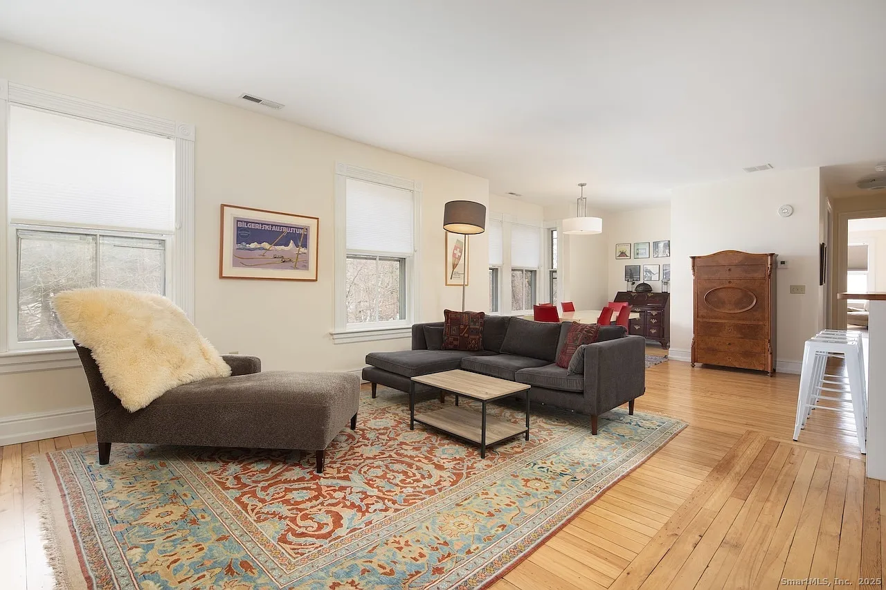 2 bed, 2.0 bath, 925 sqft, $3,850 — Photo 2