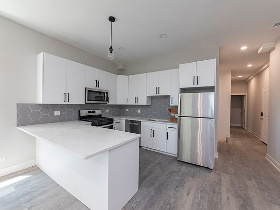 3rd image of 3132 S Lituanica Ave #1N