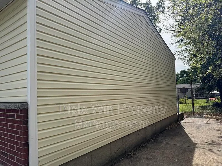 1372 Farmview Ave — Photo 3