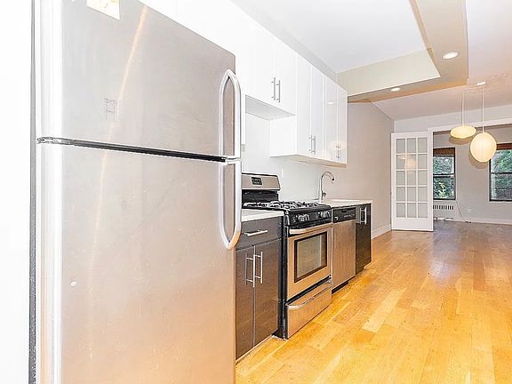 3rd image of 336 Melrose St APT 1R