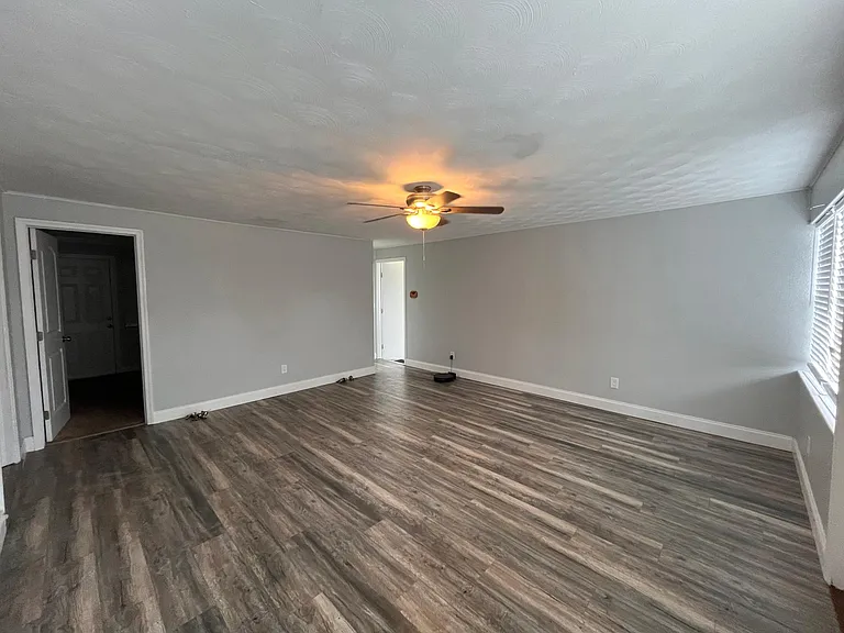 4220 Deleon St — Photo 15