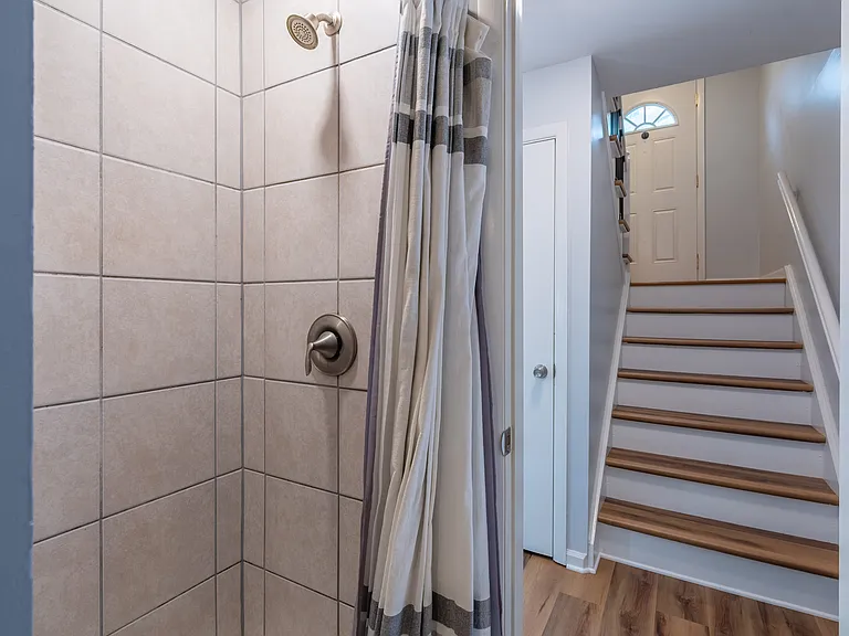 208 Huntington Ln — Photo 22