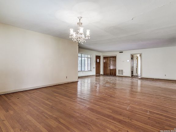 4th image of 2334 W Gramercy