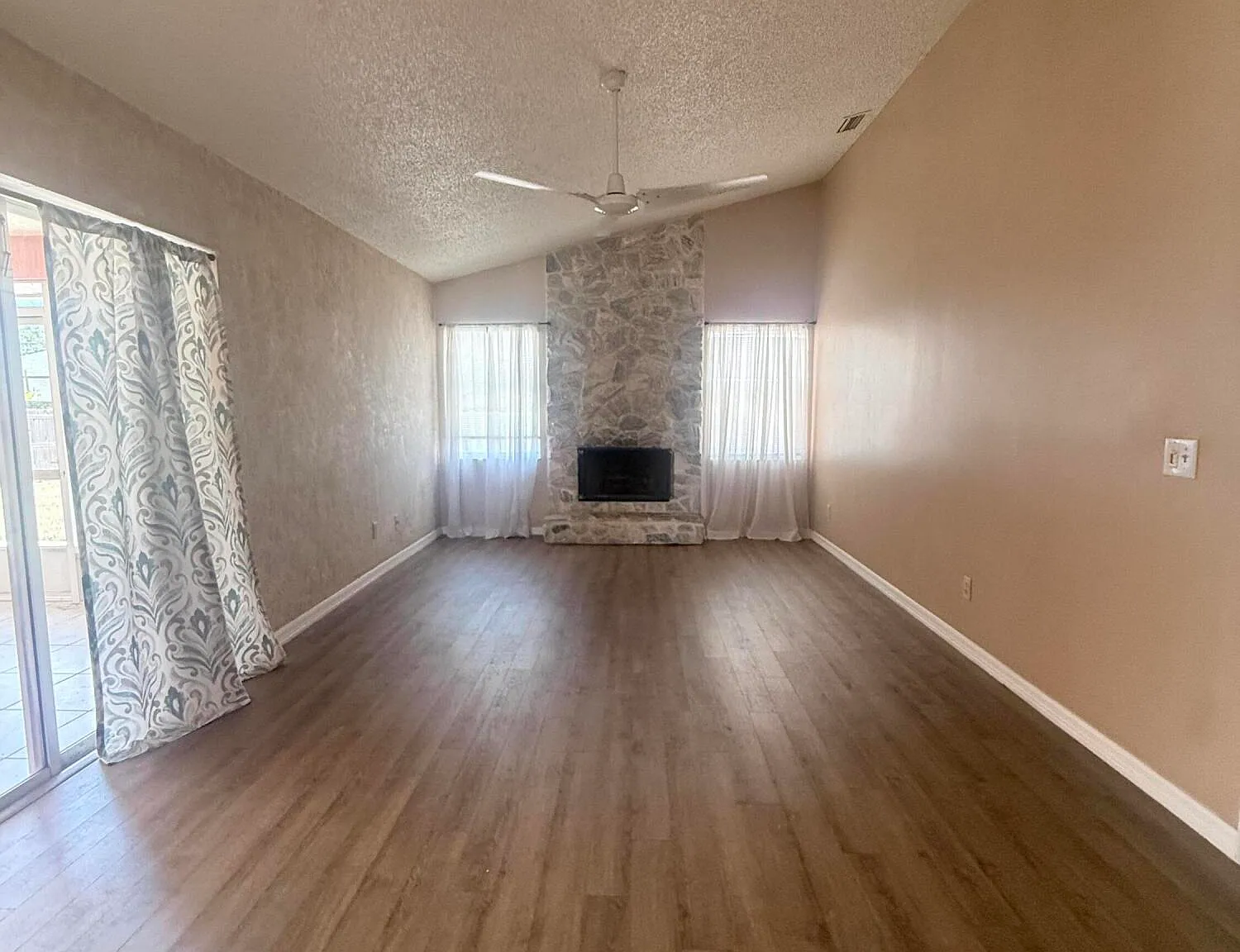 3 bed, 2.0 bath, 1732 sqft, $2,150 — Photo 4