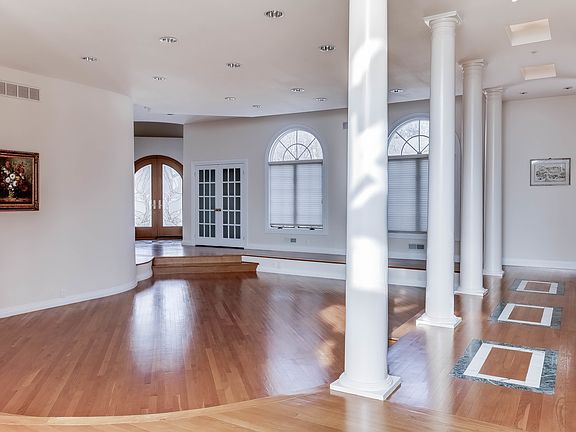 4th image of 9 Wallenberg Cir