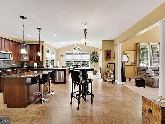 5th image of 128 Albacore Dr
