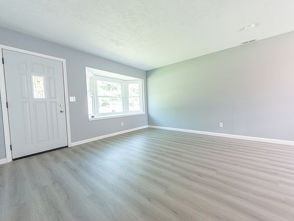 4th image of 1215 N Gladstone Ave