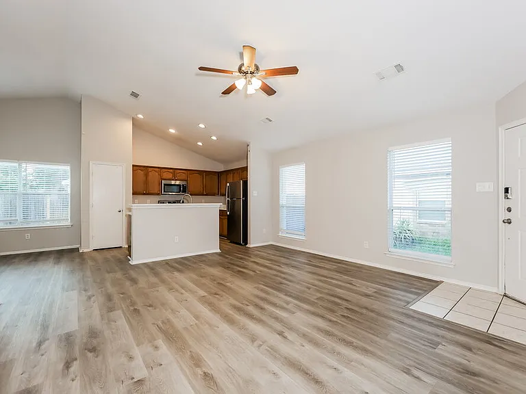 1108 Boxwood Dr — Photo 3