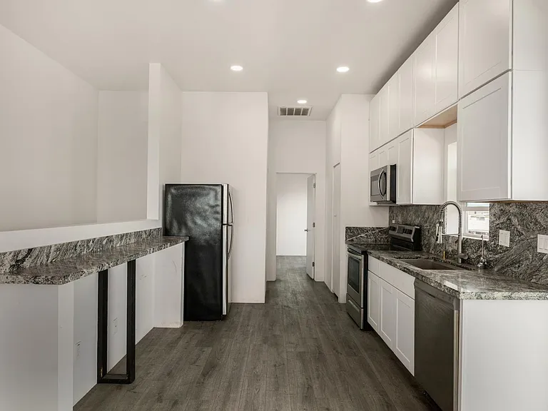 1933 E Monroe St #1 — Photo 4
