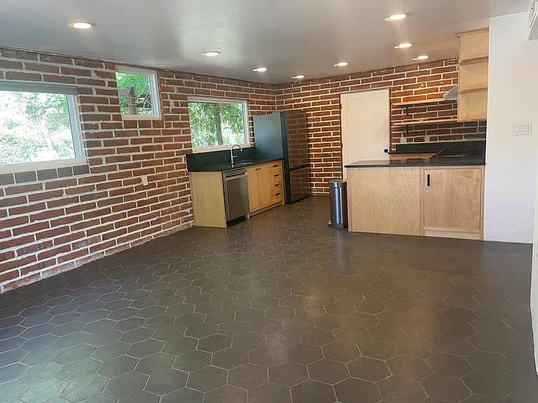 370 N 3rd Ave — Photo 1