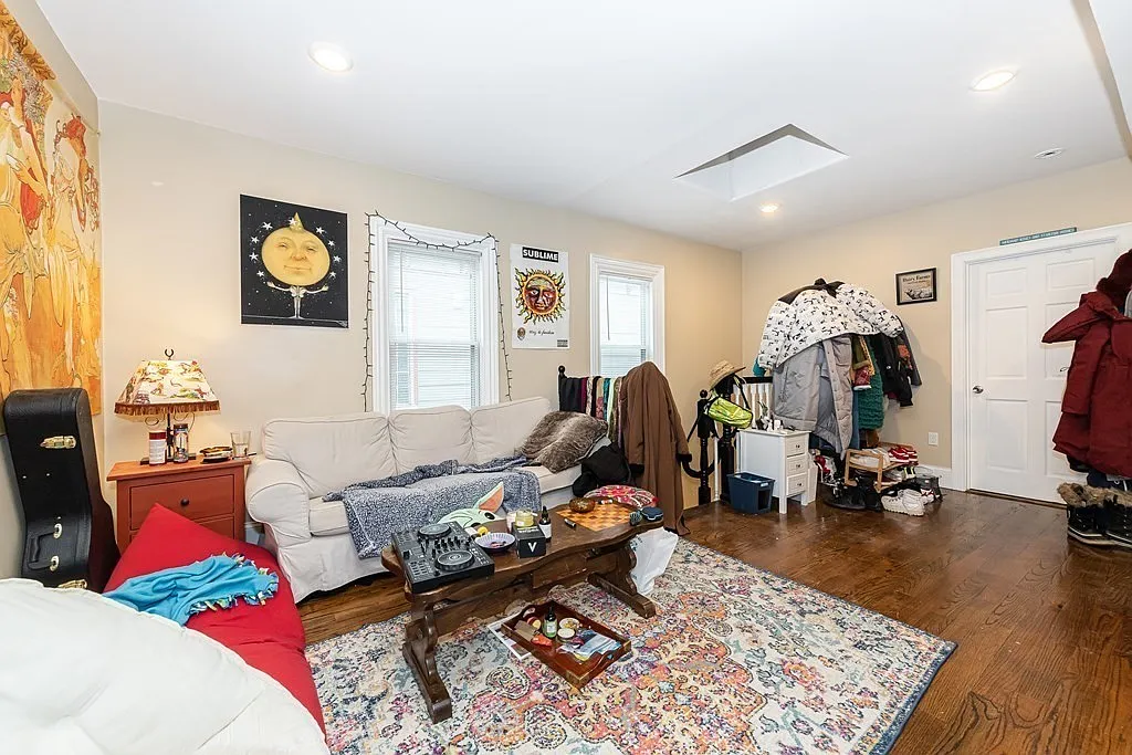 3 bed, 999 sqft, $4,200 — Photo 4
