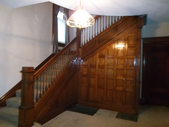 Foyer w/ beautiful woodwork