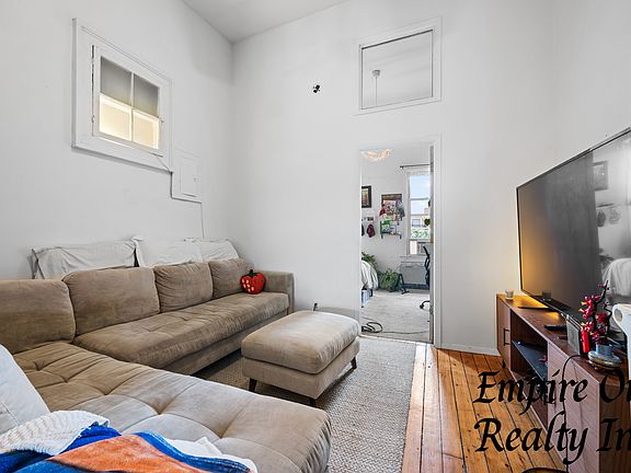 4th image of 410 Lorimer St APT 3L