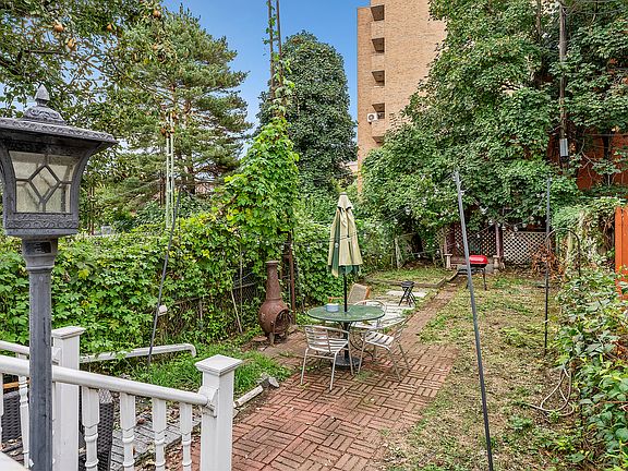3rd image of 2551 Crescent St #1