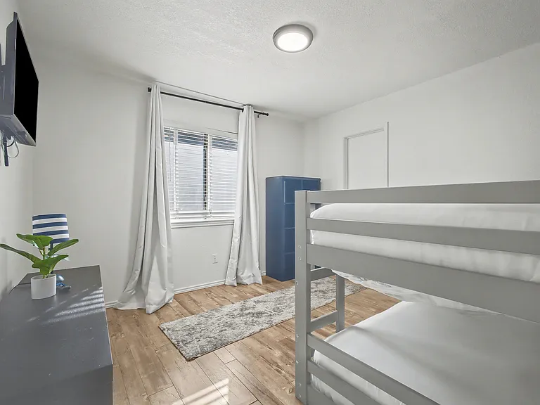 913 Sandhurst Dr — Photo 25