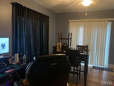 2nd image of 121 Mariposa St
