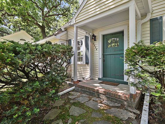 3rd image of 1234 Sweetbriar Rd