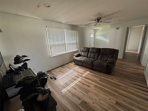 4th image of 807 W 6th St