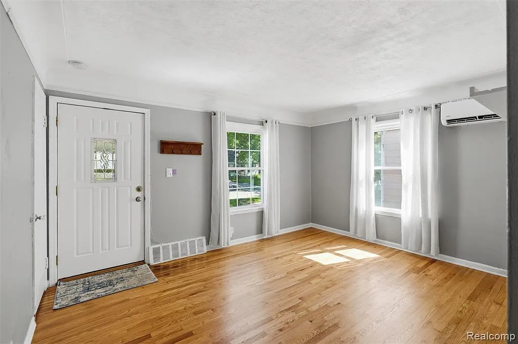 3 bed, 1.0 bath, 1118 sqft, $1,800 — Photo 3
