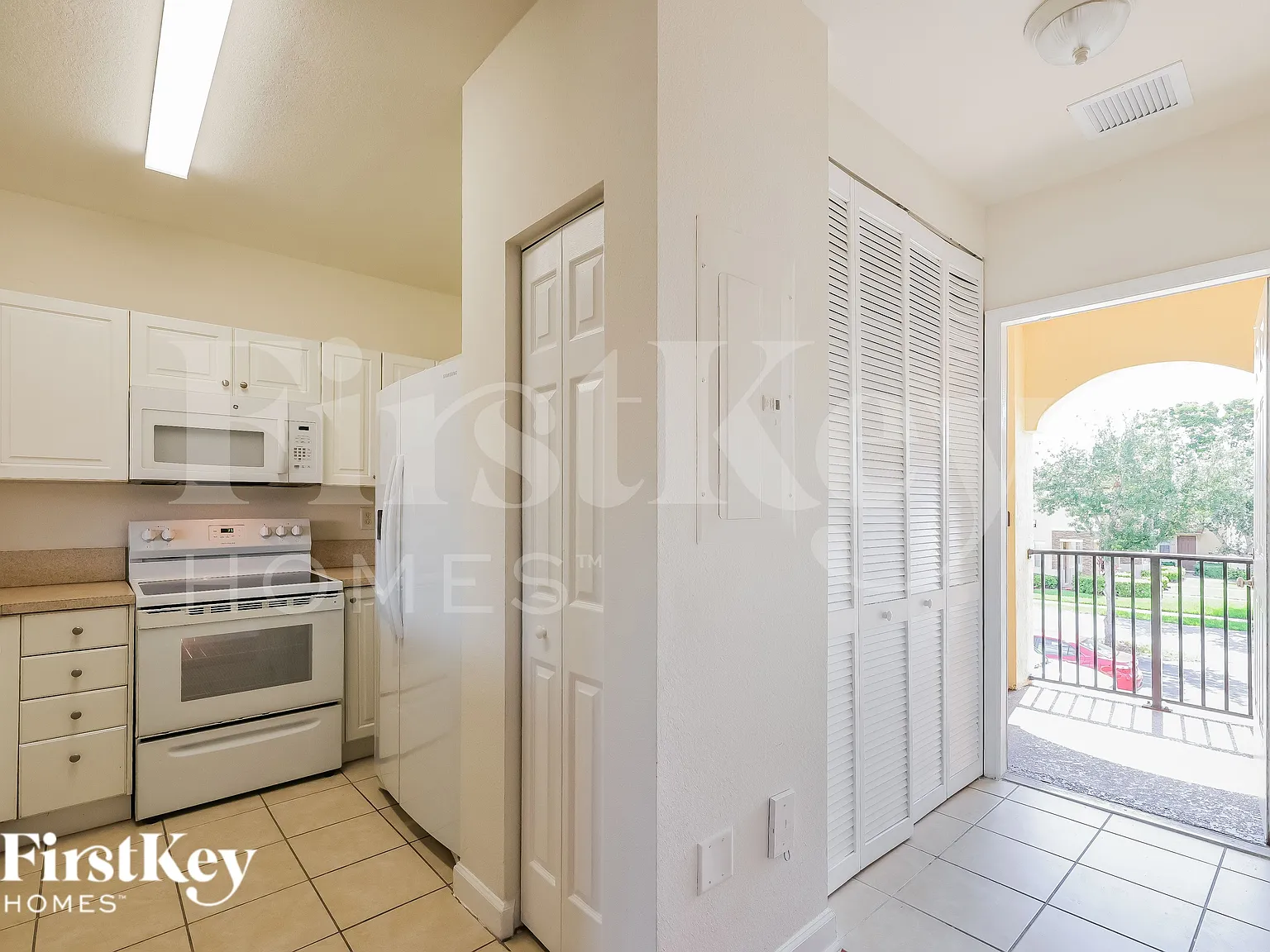 3 bed, 2.0 bath, 1062 sqft, $1,635 — Photo 4
