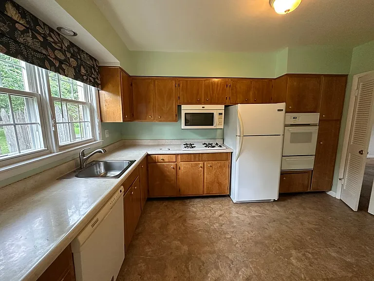 Melrose Apartments — Photo 16