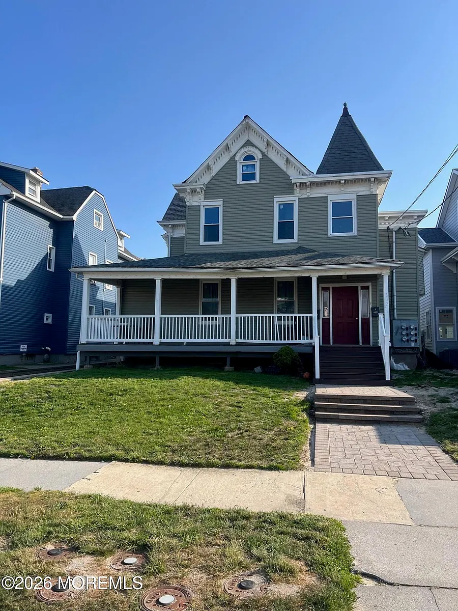 Building Photo - 302 3rd Ave #2