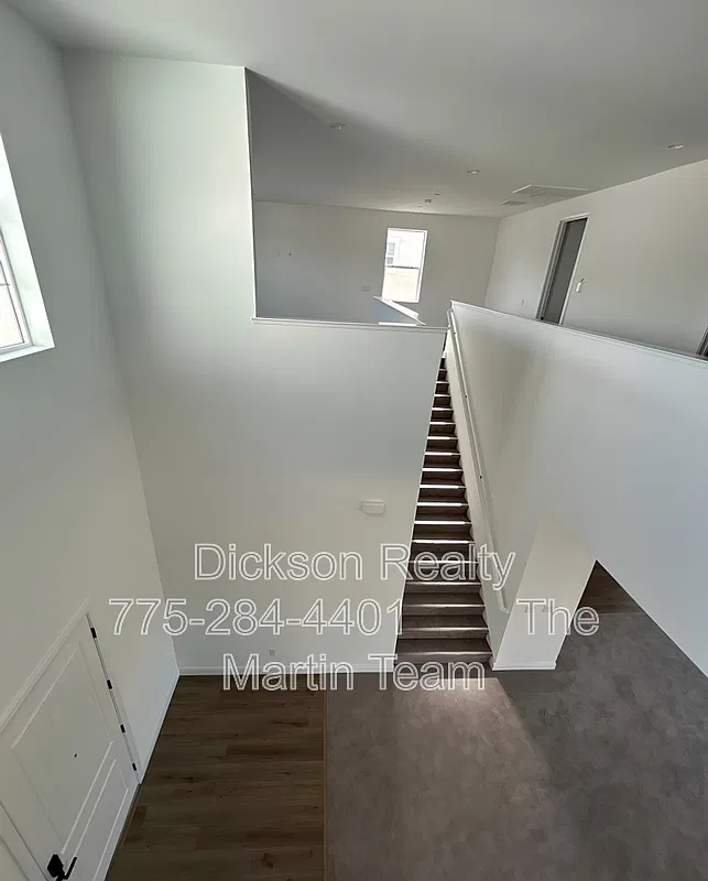 5 bed, 4.5 bath, 4032 sqft, $3,995 — Photo 3