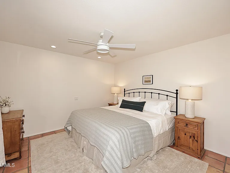 1725 E Staghorn Ln — Photo 13
