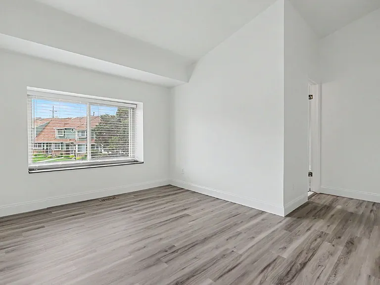 862 London Green Way — Photo 16