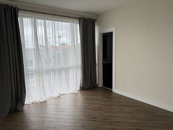 3rd image of 5643 Carlton Way #5cf61a988