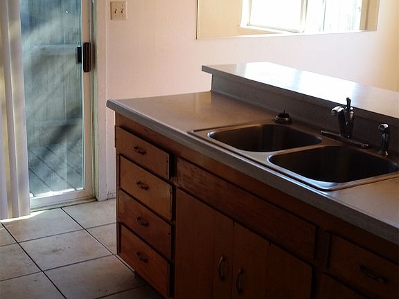 2nd image of 1077 Acacia Ave