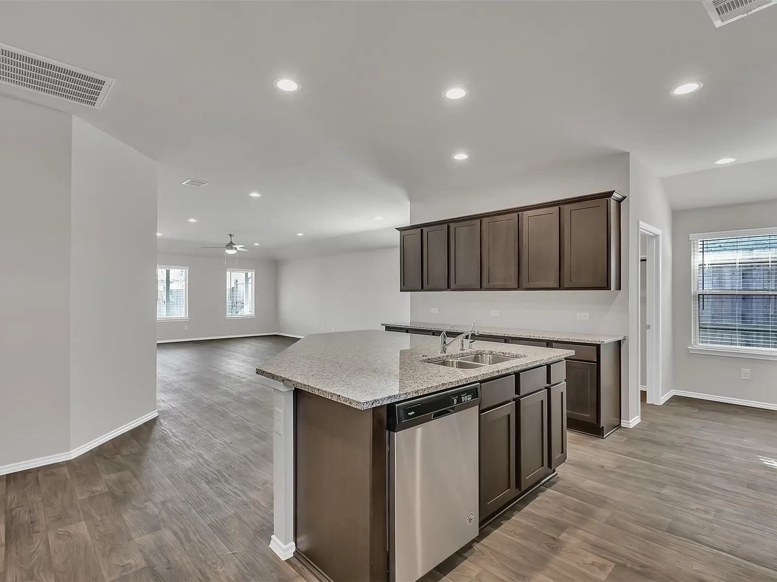 4 bed, 2.0 bath, 2030 sqft, $2,400 — Photo 4