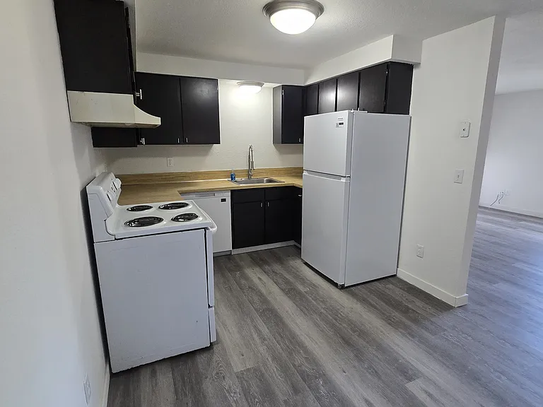 685 Manor Way — Photo 12