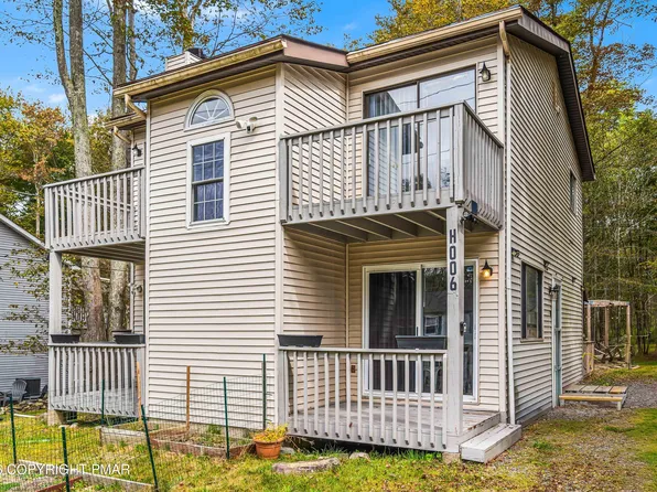 1053 Country Place Dr, Tobyhanna, PA 18466